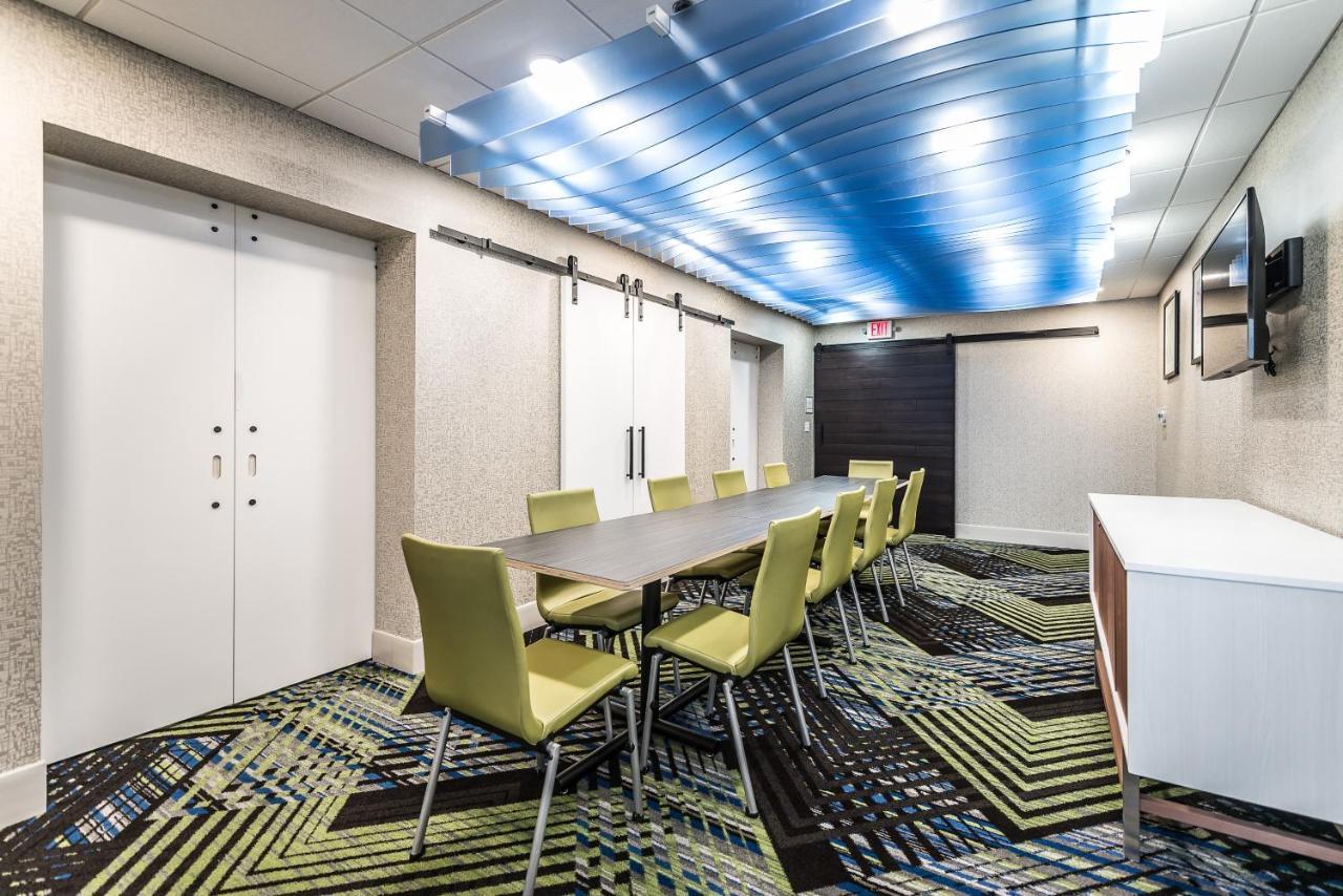 Holiday Inn Express Flint-Campus Area By Ihg Εξωτερικό φωτογραφία