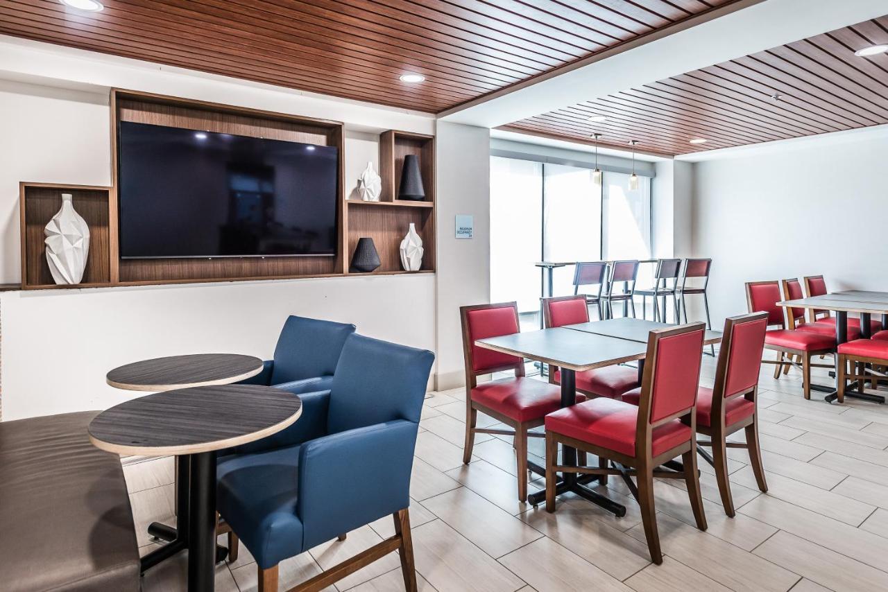 Holiday Inn Express Flint-Campus Area By Ihg Εξωτερικό φωτογραφία