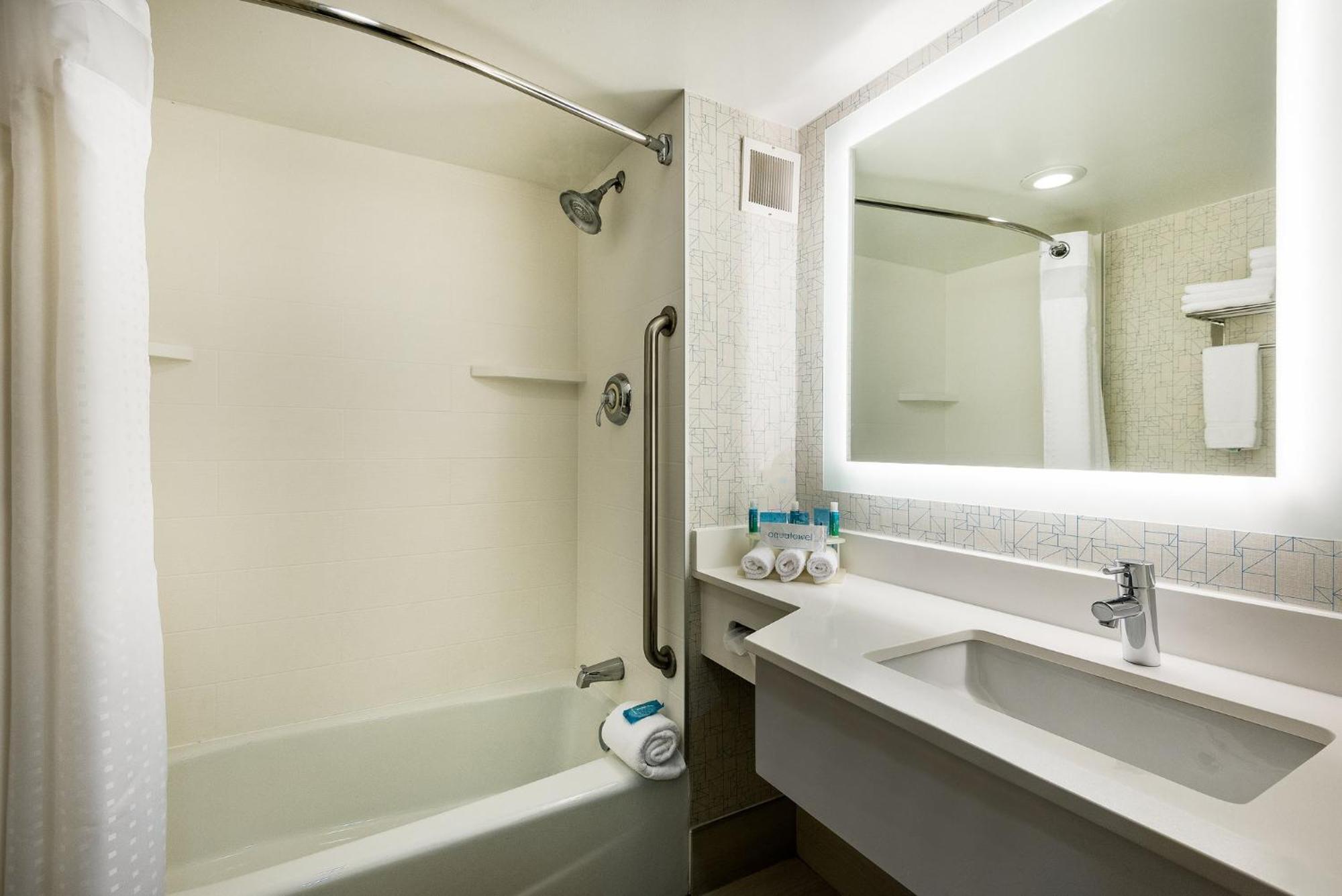 Holiday Inn Express Flint-Campus Area By Ihg Εξωτερικό φωτογραφία